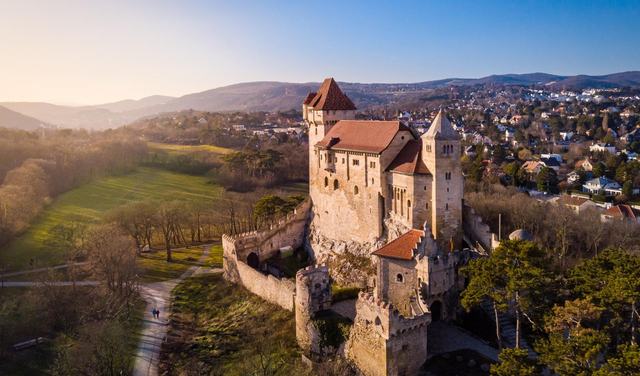 Burg Liechtenstein über Maria Enzersdorf