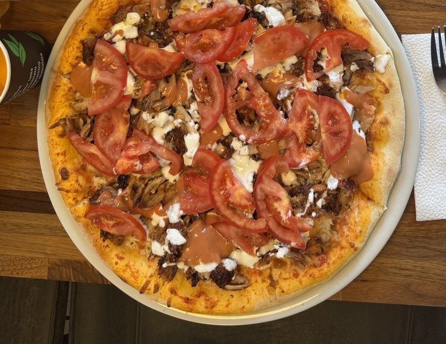 Steinofen-Pizza mit Kebapfleisch, Tomaten und Sauce